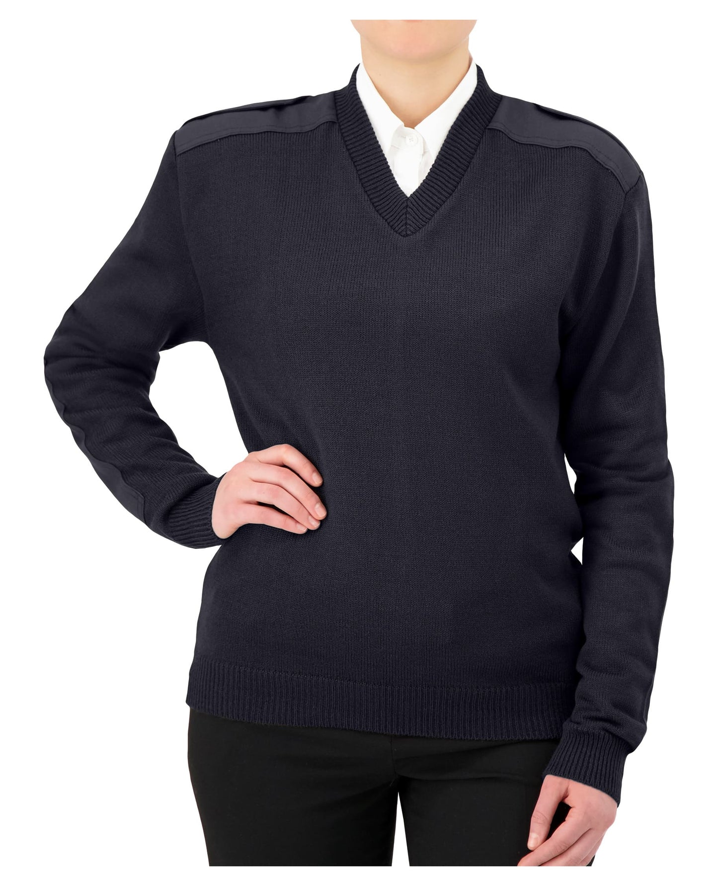 Tricot style militaire avec col en V et épaulettes à fermeture marque VELCRO®, empiècements aux épaules et aux coudes