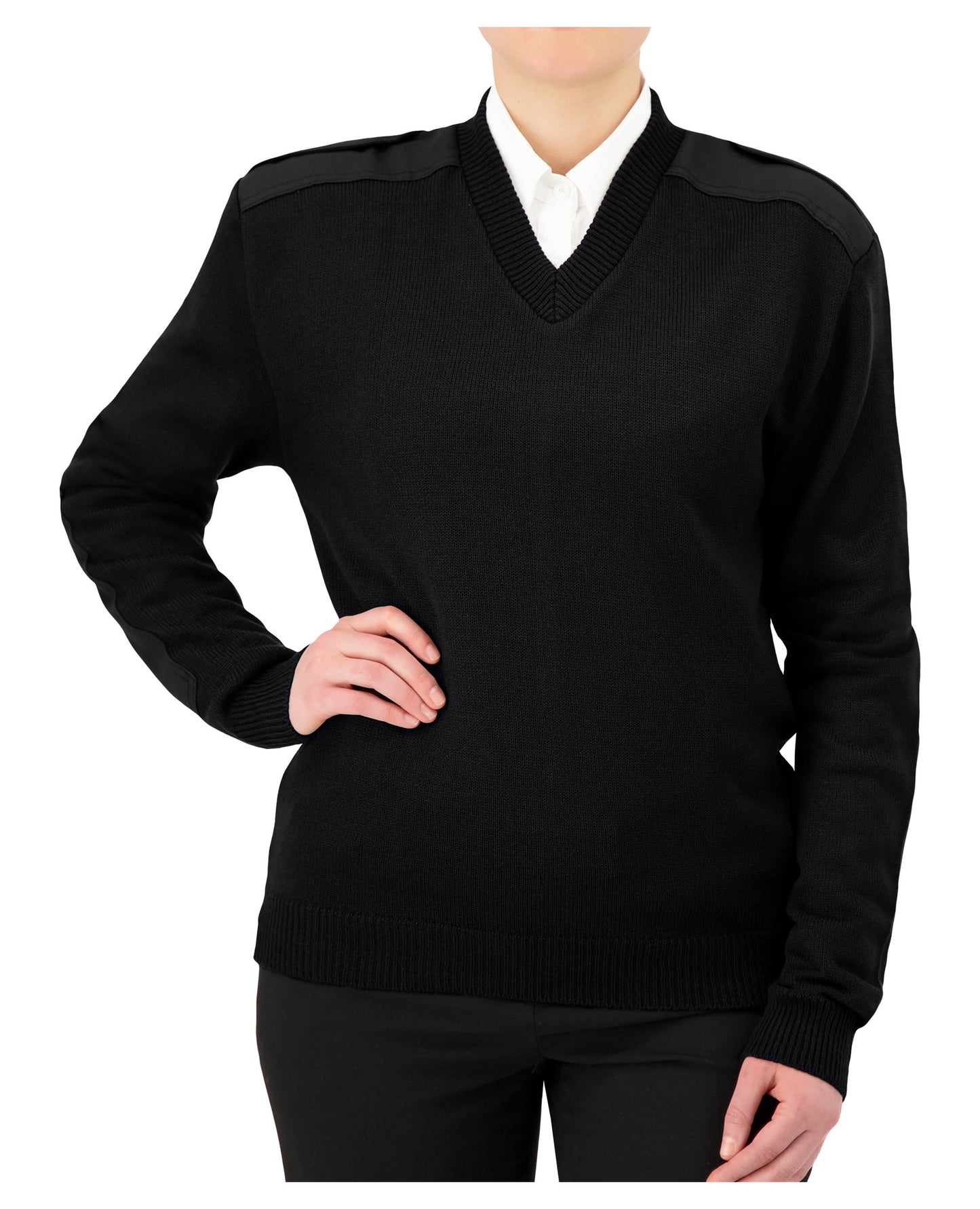 Tricot style militaire avec col en V et épaulettes à fermeture marque VELCRO®, empiècements aux épaules et aux coudes