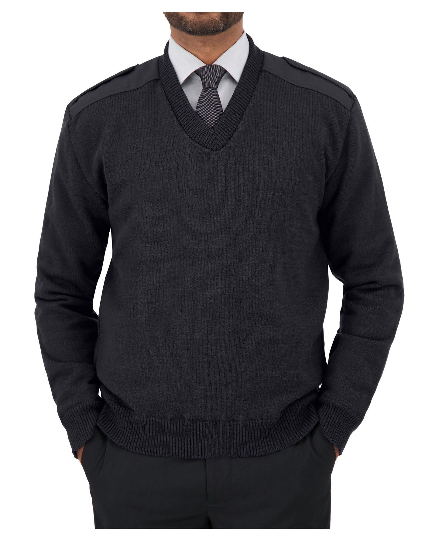 Tricot style militaire avec col en V et épaulettes à fermeture marque VELCRO®, empiècements aux épaules et aux coudes et doublure haute technologie coupe-vent et imper-respirante