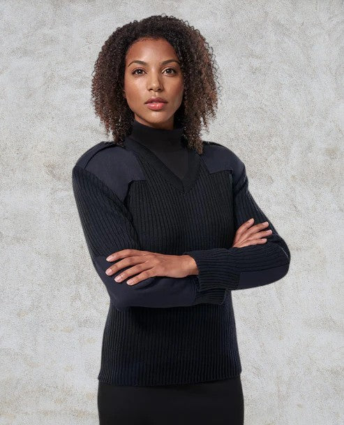 Chandail de style commando en tissu côtelé avec col en V et épaulettes boutonnées, empiècements aux épaules et aux coudes