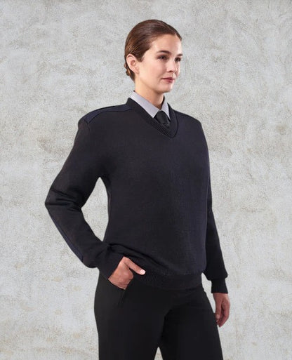 Tricot style militaire avec col en V et épaulettes à fermeture marque VELCRO®, empiècements aux épaules et aux coudes et doublure haute technologie coupe-vent et imper-respirante