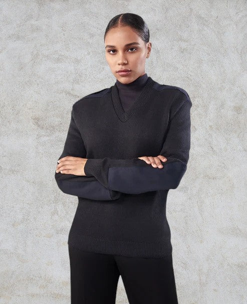 Tricot style militaire avec col en V et épaulettes à fermeture marque VELCRO®, empiècements aux épaules et aux coudes