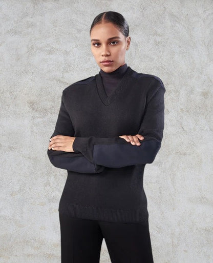 Tricot style militaire avec col en V et épaulettes à fermeture marque VELCRO®, empiècements aux épaules et aux coudes