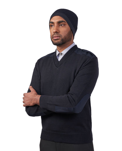 Tricot style militaire avec col en V et épaulettes à fermeture marque VELCRO®, empiècements aux épaules et aux coudes