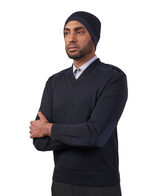 Tricot style militaire avec col en V et épaulettes à fermeture marque VELCRO®, empiècements aux épaules et aux coudes