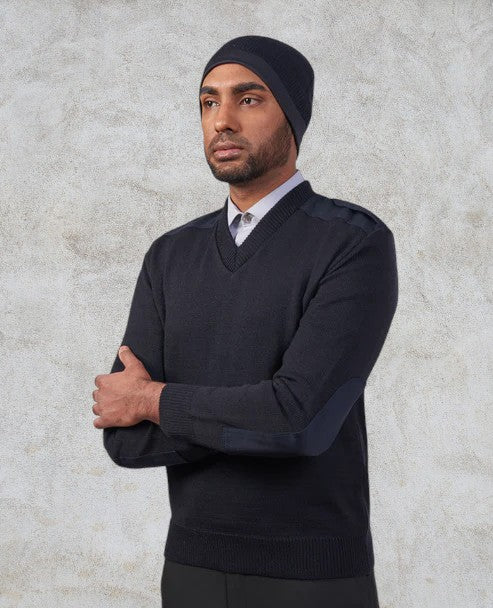 Tricot style militaire avec col en V et épaulettes à fermeture marque VELCRO®, empiècements aux épaules et aux coudes