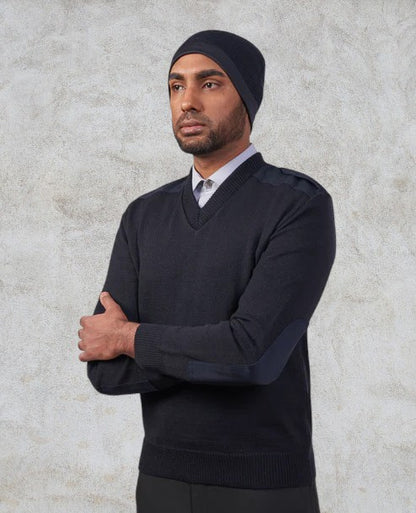 Tricot style militaire avec col en V et épaulettes à fermeture marque VELCRO®, empiècements aux épaules et aux coudes