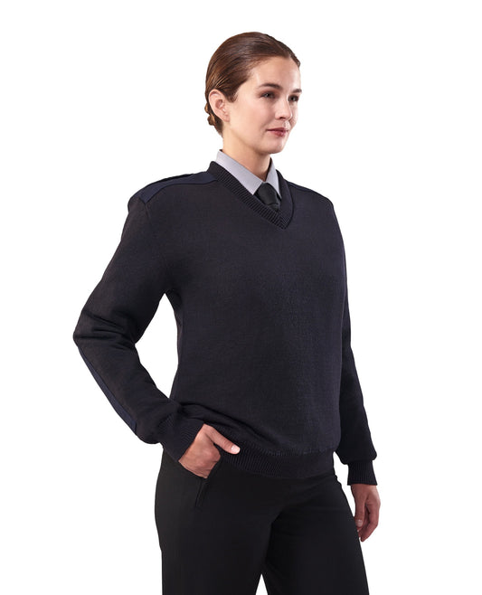 Tricot style militaire avec col en V et épaulettes à fermeture marque VELCRO®, empiècements aux épaules et aux coudes et doublure haute technologie coupe-vent et imper-respirante