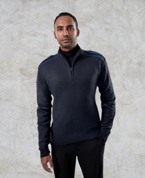 Pull style « militaire » à col cheminée et glissière un quart, avec épaulettes à boutons et pièces de renfort aux épaules et aux coudes