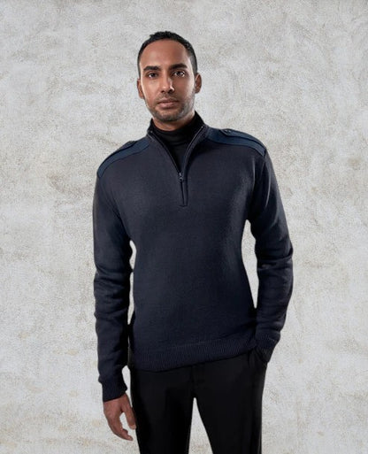 Pull style « militaire » à col cheminée et glissière un quart, avec épaulettes à boutons et pièces de renfort aux épaules et aux coudes