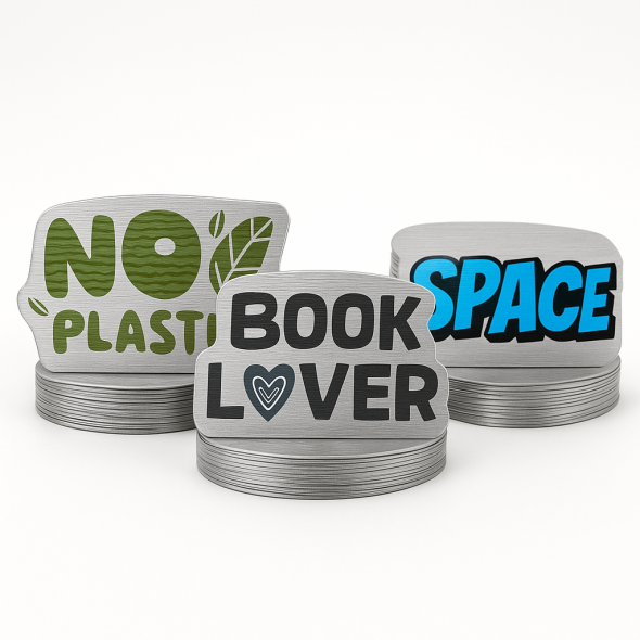 .002 Décalques Formes Spéciales Polyester Aluminium Brossé / adhésif std pour usage intérieur (1 à 4 pouces carrés) Quadrichromie