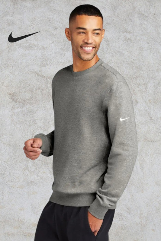 NIKE CHANDAIL COL ROND CLUB FLEECE AVEC LOGO SWOOSH SUR LA MANCHE. NKFD9863