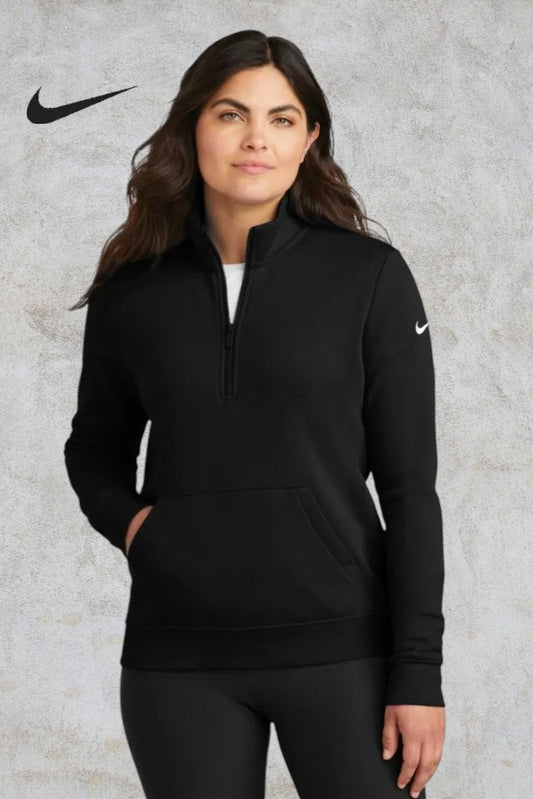 NIKE CHANDAIL À DEMI-GLISSIÈRE MOLLETON CLUB AVEC SWOOSH À LA MANCHE POUR FEMMES. NKDX6720